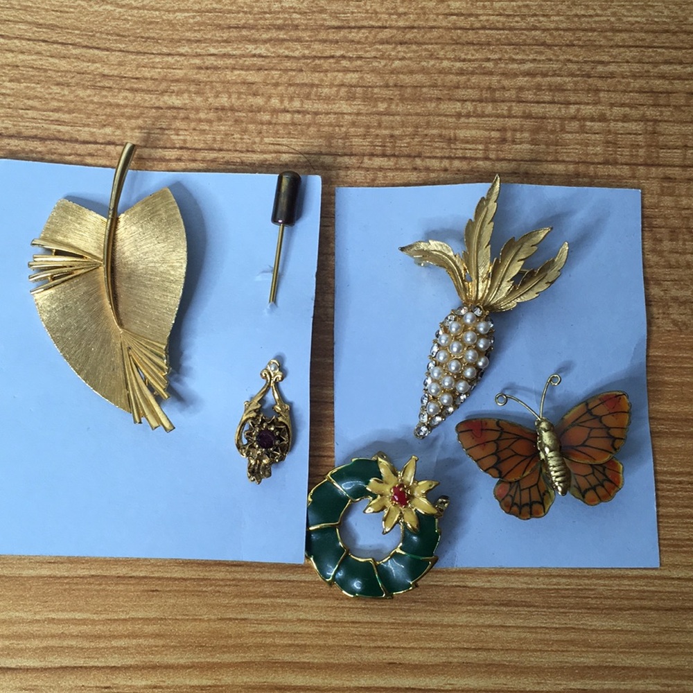Bundle of 5 gold brooches